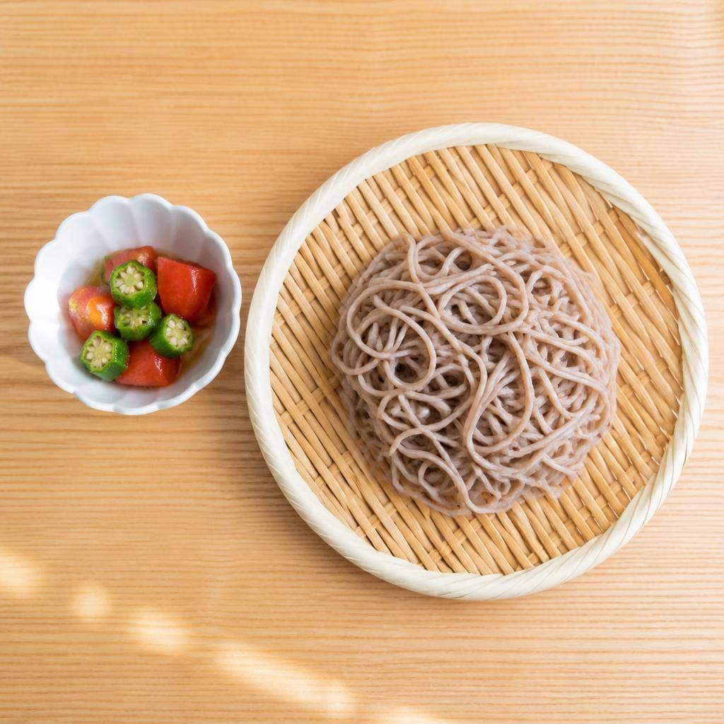生成された食卓イメージ：ざるそば、冷やしトマトとオクラの和え物